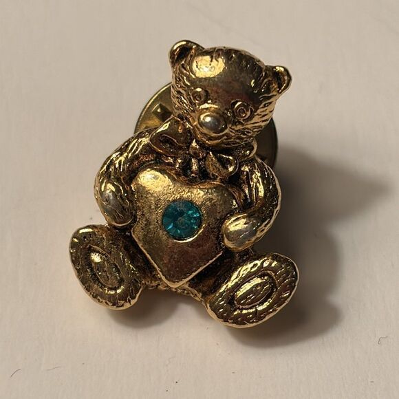 Vintage CAMCO Gold Tone Teddy Bear Holding Heart with Green Stone Pin - Picture 2 of 7